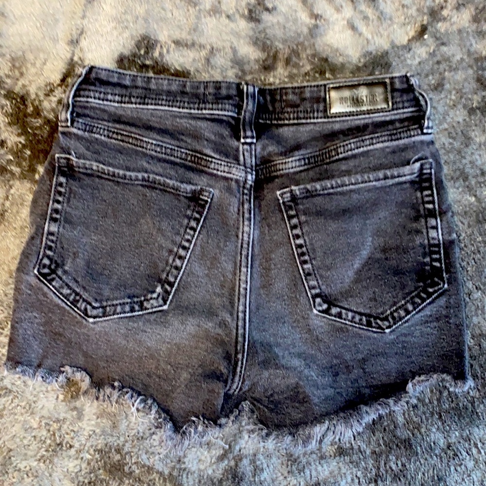 Hollister | DISTRESSED High Rise Mom Short 3” | Size: 0- 24W - Picture 5 of 5